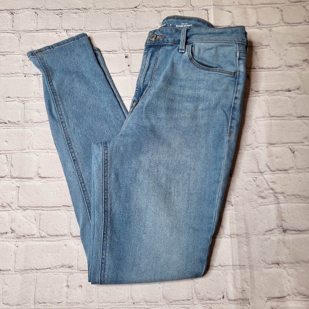 Old Navy Super Skinny Lighter Wash Jeans - Size 6 - EUC